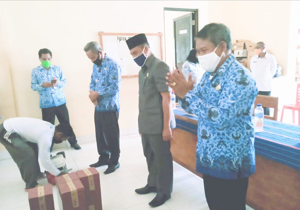 Pemberian bantuan kelompok perikanan secara simbolis oleh Bupati SBD.