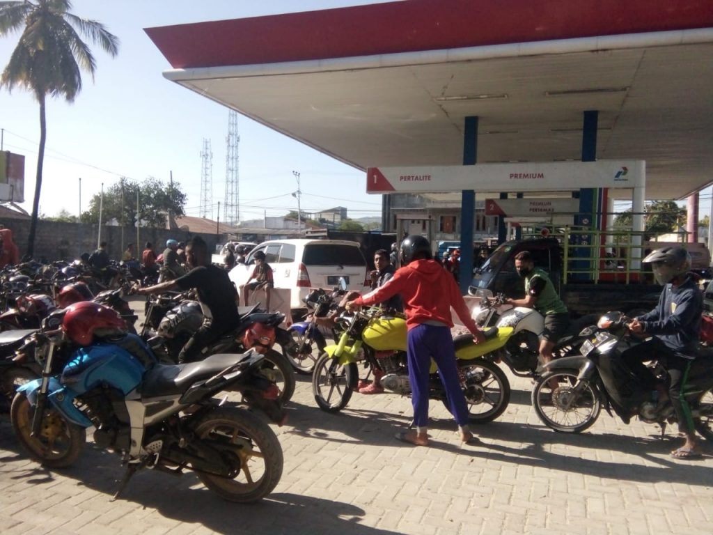 ||Antrian SPBU Radamata kembali ramai.