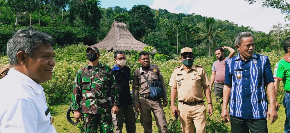 BUPATI DAN WAKIL BUPATI SBD MENGHIMBAU MASYARAKAT MENCINTAI ALAM.