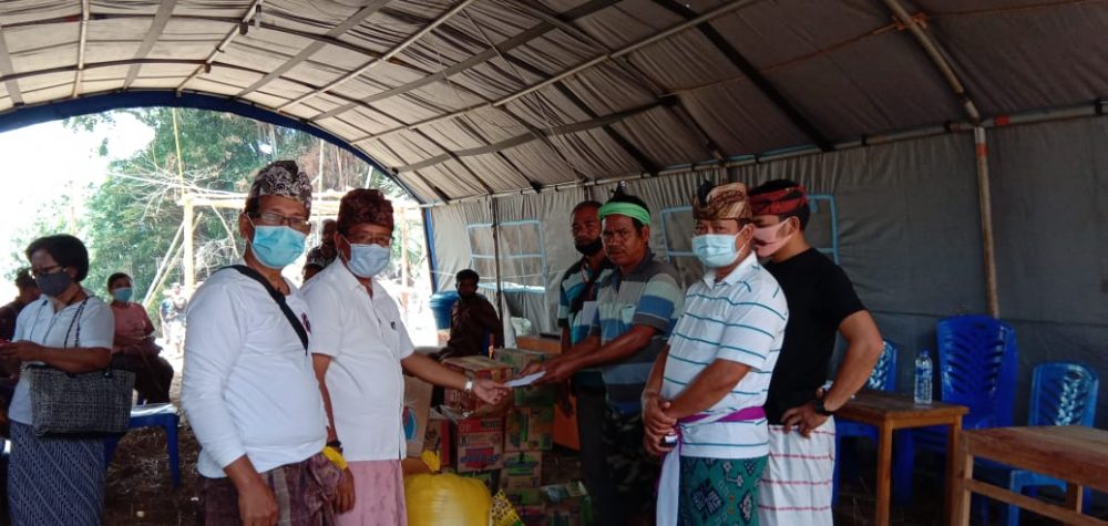 Bersama Anggota Kepolisian Umat Hindu,Kapolsek Loura Berikan Bantuan Ke Kampung Umbu Koba.