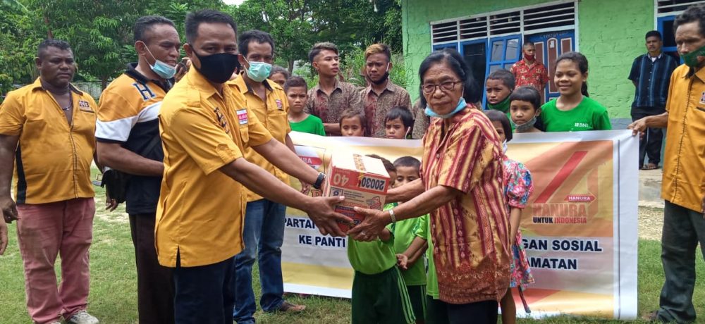 Partai Hanura SBD Kunjungi Panti Asuhan Se-Kecamatan Kota Tambolaka Rayakan Dirgahayu Partai Hanura.