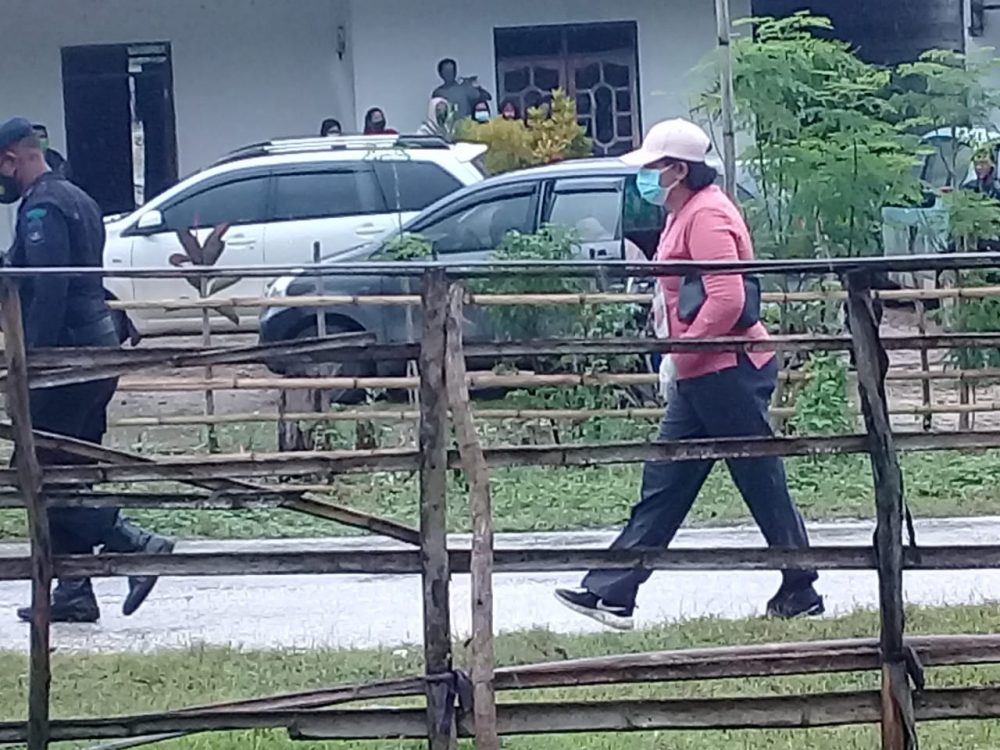 Satgas Covid-19 SBD Makamkan Jenazah Pasien.