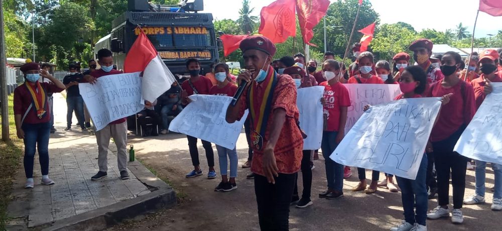 Aksi Demo memperingati Hari Buruh PMKRI cabang Tambolaka.