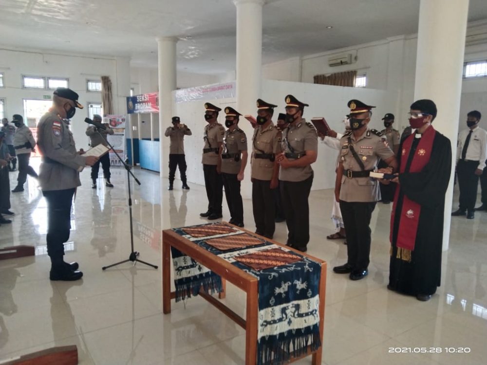 Kapolres SBD Pimpin Serah Terima Jabatan 3 Kapolsek Baru Wilayah Hukum Polres SBD.
