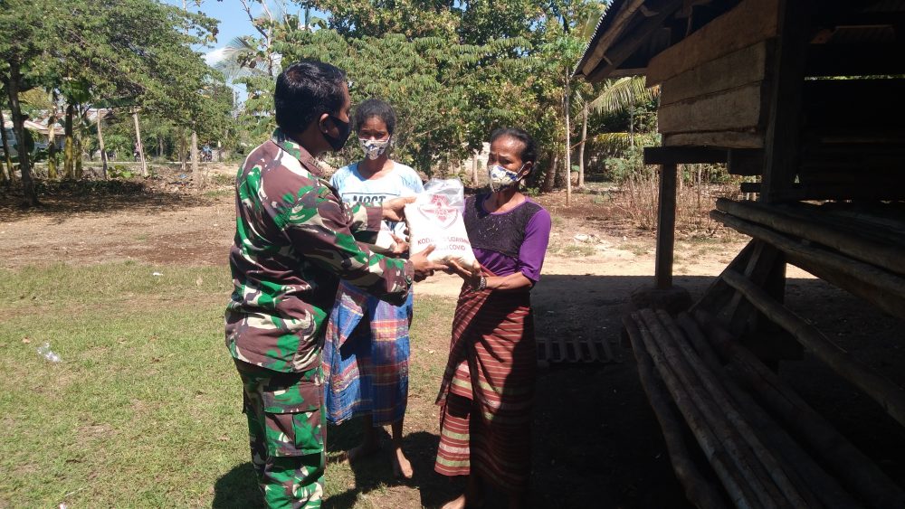 Kodim 1629/SBD Salurkan Bantuan Beras Kepada Warga Terdampak Covid-19 dan Kurang Mampu.