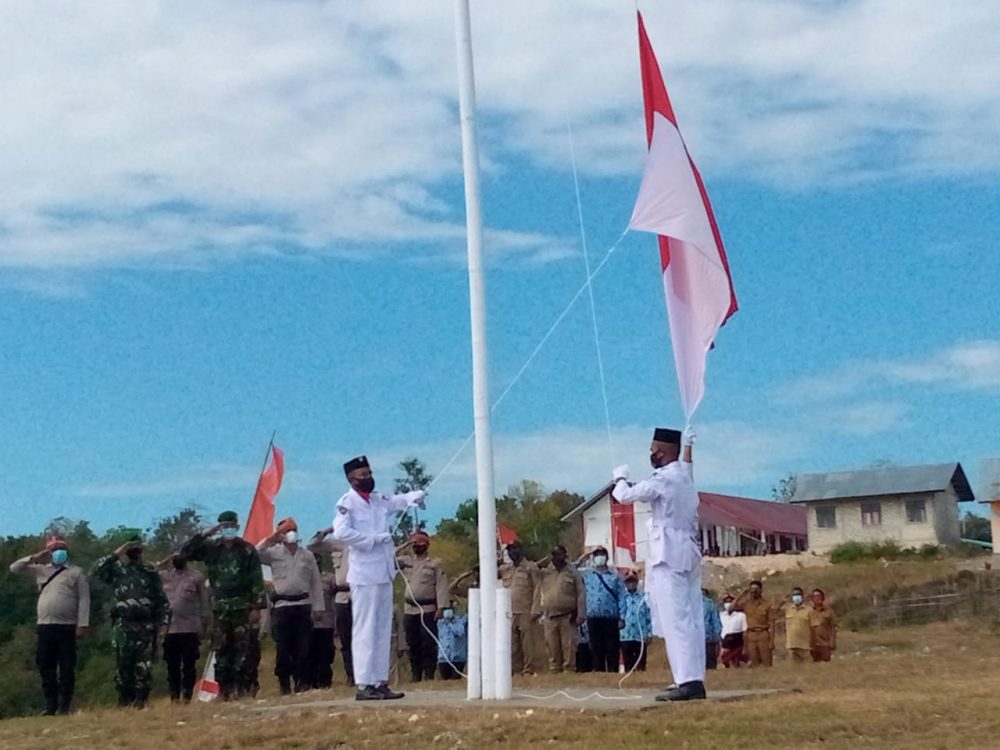 CAMAT LOURA GELAR UPACARA HUT RI KE-76 DI BUKIT LENDONGARA.