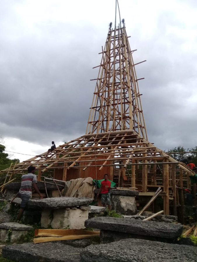 RUMAH ADAT “LEDE KALUMBANG” KEMBALI DIBANGUN.
