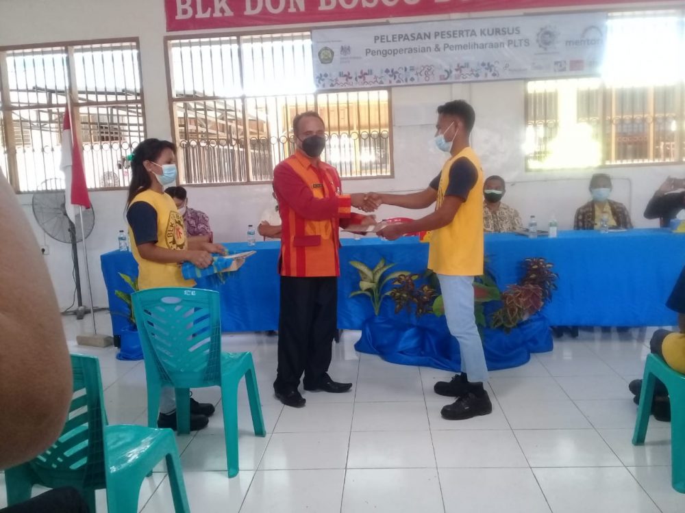 Penutupan dan pelepasan 65 peserta kursus pengoperasian dan pemeliharaan PLTS /kegiatan pelatihan kelistrikan sistem PV.