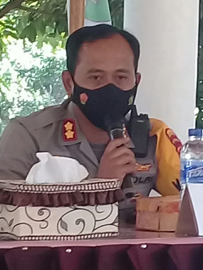 Kapolres tegaskan ; warga masyarakat SBD Wajib menggunakan Helm.