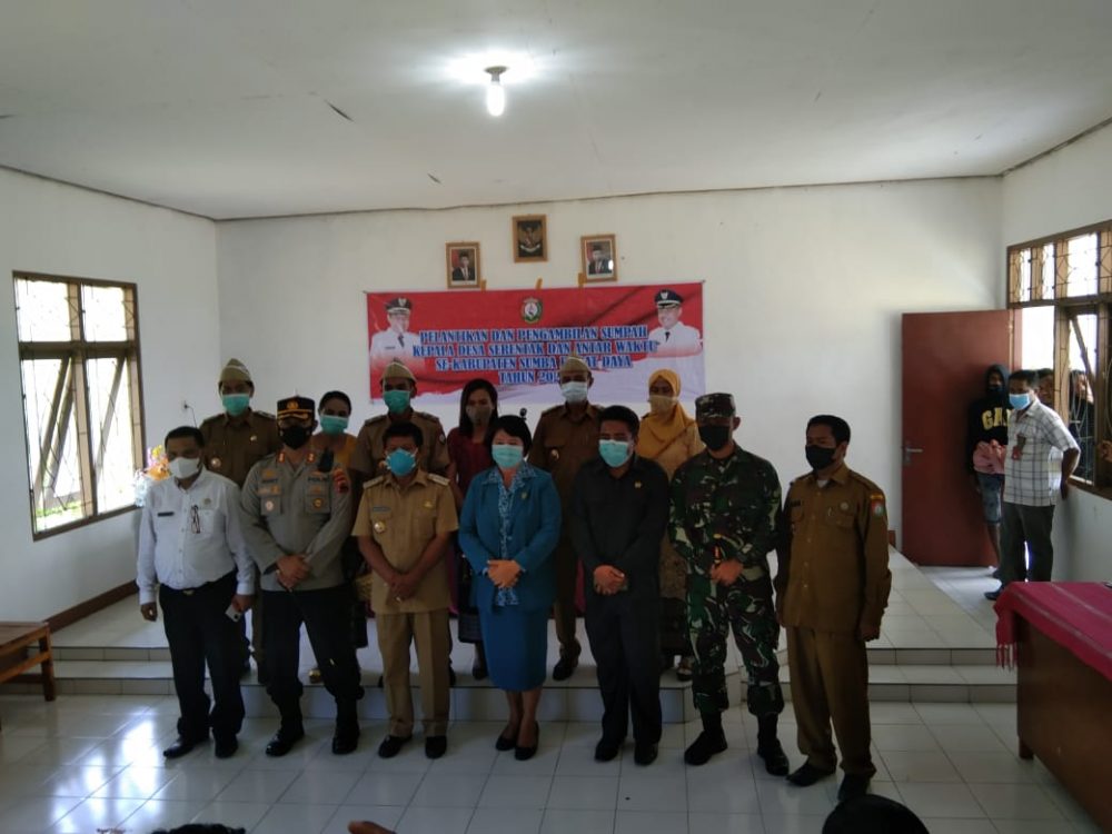 Bupati SBD Kornelius Kodi Mete Melantik 3 Orang Kades terpilih di Kecamatan Kodi, Kabupaten Sumba Barat Daya.