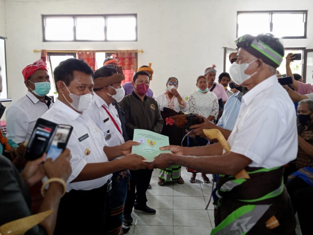 Dua Suku dan warga Bersepakat Serahkan Sertifikat Tanah kepada Bupati di Kecamatan Wewewa Tengah.