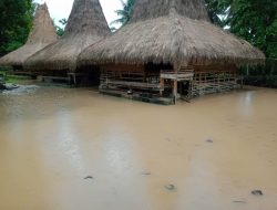 Kampung adat situs wisata Malandi tergenang, akibat cura hujan yang tinggi.