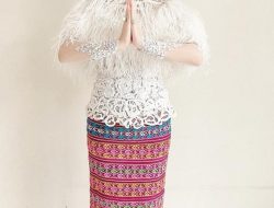 Bunda Julie Laskodat Mendukung Anak Muda NTT dan Kaum Ibu Penenun Jadi Mandiri NTT Masuk Era Baru Dunia Desainer.