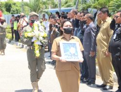 Gubernur Laiskodat Antar Langsung Jenazah Sekda NTT ke Waingapu