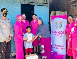 Kapolres SBD dan Ketua Bhayangkari Berikan Bantuan Sosial di Kelurahan Langga Lero