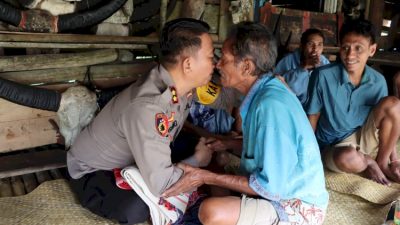 AKBP Agung Wirata, Kapolres Sumba Barat Jumat Curhat bersama Warga Weekarou