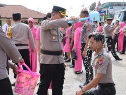 Tutup Tahun,Kapolres Sumba Barat Pimpin Upacara Kenaikan Pangkat 33 Personilnya