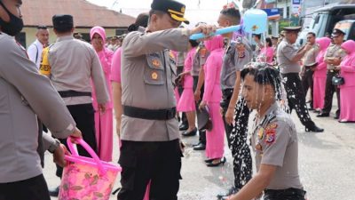 Tutup Tahun,Kapolres Sumba Barat Pimpin Upacara Kenaikan Pangkat 33 Personilnya