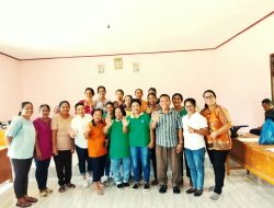 TIM PKK Kabupaten bersam Ketua PKK Kecamatan Kota Tambolaka Mengunjungi Tim PKK Desa Kalena Wanno