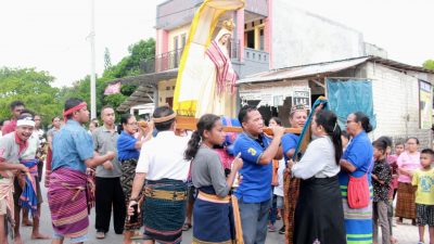 Ratusan Umat Katolik Mengikuti Perarakan Bunda Maria di Kota Tambolaka 