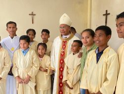 USKUP WEETEBULA MEMBERKATI GEREJA STASI LAPALE