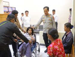 Kapolres SBD Berikan Bantuan Kursi Roda Kepada Korban Kekerasan anak yang Sulit Berjalan