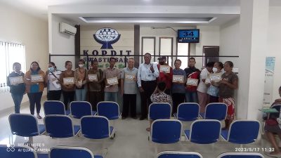 GM. Swasti Sari Serahkan Klaim Daperma Kepada 18 Ahli Waris Cabang Kupang Kota.
