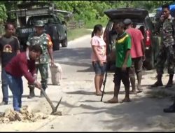 TAMBAL JALAN RUSAK,CAMAT LOURA BERSAMA TRIPICAM DAN WARGA LOURA PERBAIKI JALAN