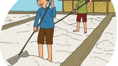 Warga Desa Pogo Tena Masak Garam Manual di Pantai Oro