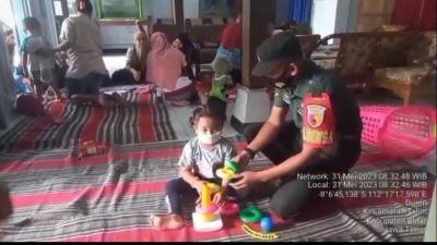 Babinsa Koramil Talun Dampingi Kegiatan Posyandu Balita Selamatkan Generasi Bangsa
