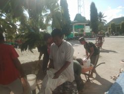 Bersama Masyarakat, Babinsa Kerja Bakti Pengecoran Tiang Masjid Al Ikhlas Lumbukore
