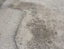 Rusak Parah Akses Jalan Lintas Kota dari Tambolaka Menuju Keretana – Kampung Belakang,Sangat Memprihatinkan