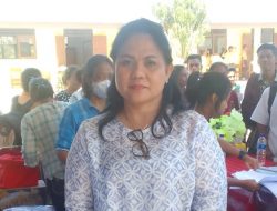 Anggota DPRI Anita Yakoba Gah Pantau Langsung Pembagian Bantuan PIP di Kodi Balaghar, SBD