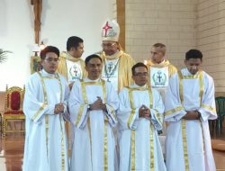 Uskup Keuskupan Weetebula Mgr Edmund Woga, CSsR Mentahbiskan Empat Diakon Menjadi Imam