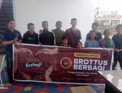 FC Brottus Lalamentik Kupang Berbagi Kasih Anak Jalanan Yang Seharian Jualan Koran Di Lampu Merah Eltari Kupang 