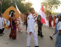 Ribuan Warga Masyarakat SBD Menyaksikan Karnaval Jalan Kaki HUT RI di Lapangan Depan Rumah Jabatan Bupati