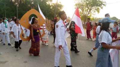 Ribuan Warga Masyarakat SBD Menyaksikan Karnaval Jalan Kaki HUT RI di Lapangan Depan Rumah Jabatan Bupati
