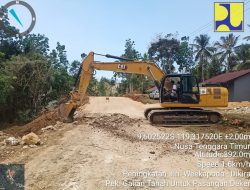 BUMI INDAH GRUP KONTRAKTOR PELAKSANA JALAN LINTAS WEEKAPODA,TENGAH DIKERJAKAN 