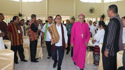 Penjabat Gubernur Nusa Tenggara Timur bersama Uskup