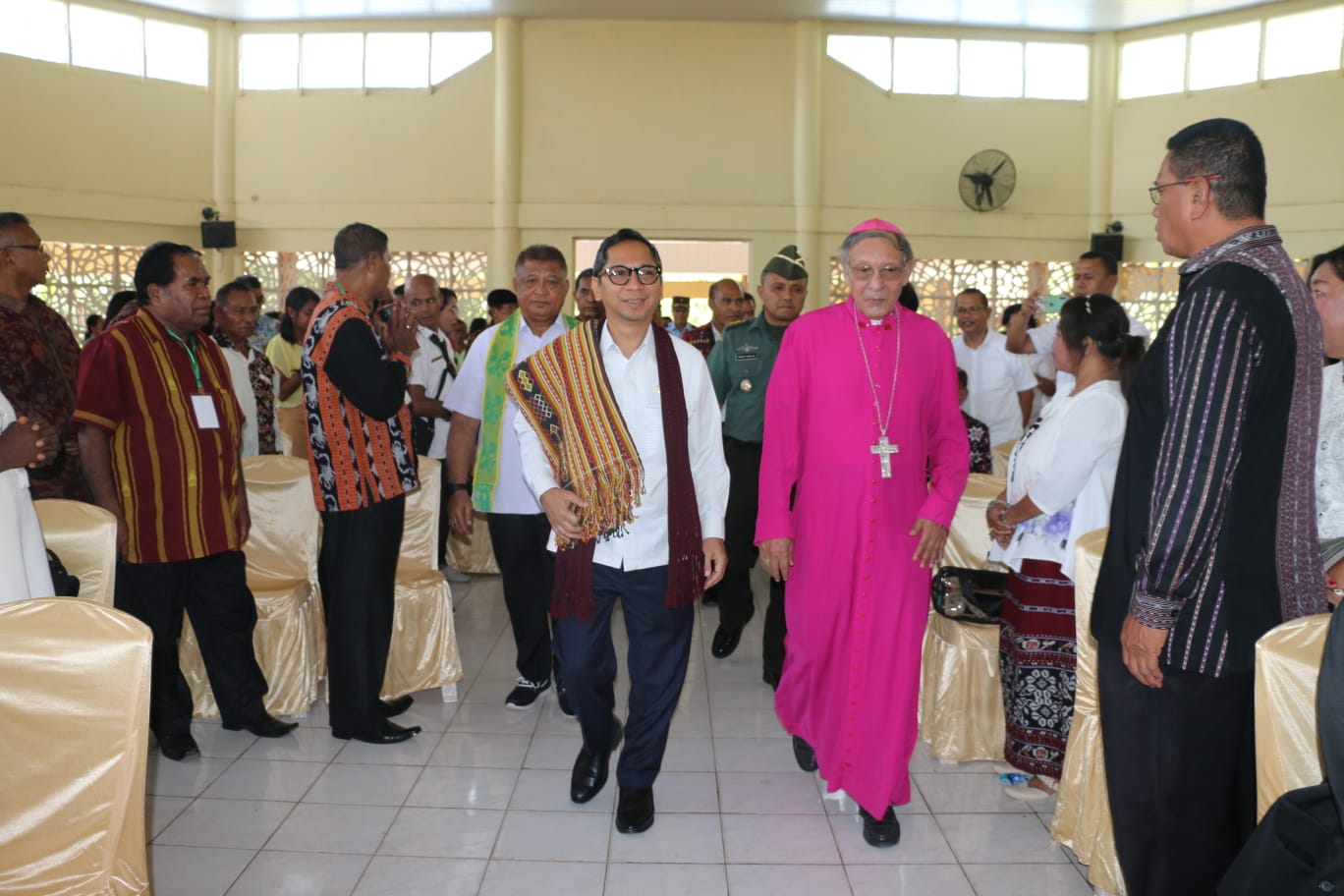 Penjabat Gubernur Nusa Tenggara Timur bersama Uskup