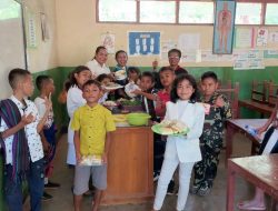 MERAYAKAN SUMPAH PEMUDA,SDK MARSUDIRINI TAMBOLAKA MAJUKAN PENDIDIKAN GUNAKAN PAKAIAN PROFESI