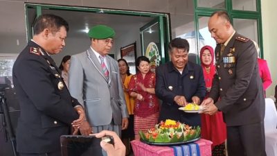 Wujud Sinergitas TNI-Polri,Wakapolres SBD Hadiri Upacara HUT TNI Ke-78 Dengan Membawa Kue Dan Nasi Tumpeng,Wujud Sinergitas TNI-POLRI