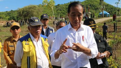 Presiden Jokowi Bersama Penjabat Gubernur Tanam Pohon Di Embung Anak Munting Manggarai Barat