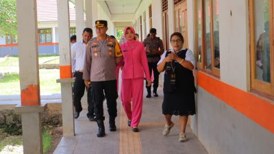 Bantuan Kemanusiaan, Kapolres SBD Bersama Bhayangkari Peduli Untuk Sekolah Luar Biasa (SLB) Letekonda Selatan Humas Polres Sumba Barat Daya
