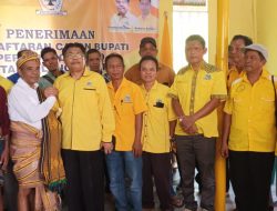 Dominggus Dama Pakai Pakaian Adat Bercorak Kuning,Daftarkan Diri di Golkar