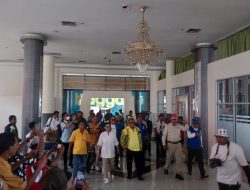 Membludak Ribuan Massa Menyambutan Paket Rakyat dari Bandara Udara Lede Kalumbang Mengawal Sampai Kediamanya Dengan Penuh Semangat