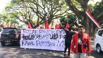 Kawal Putusan MK ! GMNI Malang Gelar Demo Tolak Revisi UU Pilkada 2024