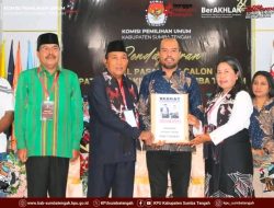 Hari Pertama Pendaftaran Bakal Calon Bupati dan Wakil Bupati Sumba Tengah: Paket BERKAT dan Paket Daniel-Umbu Neka Mendaftar di KPU
