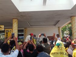 Ribuan Massa Jemput “Paket Rakyat” di Bandara Lede Kalumbang