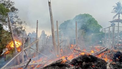 KEBAKARAN HEBAT MELANDA KAMPUNG SITUS MANOLA DESA TENA TEKE WEWEWA SELATAN